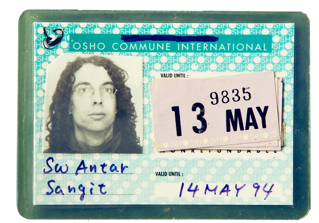 De toegangspas waarmee Raymond de ashram binnen mocht