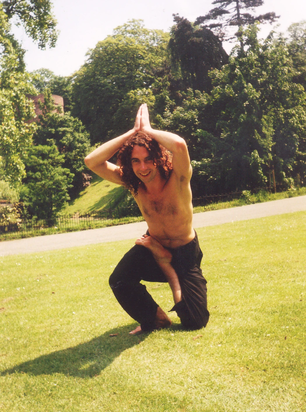 Sangit doet een yoga-move